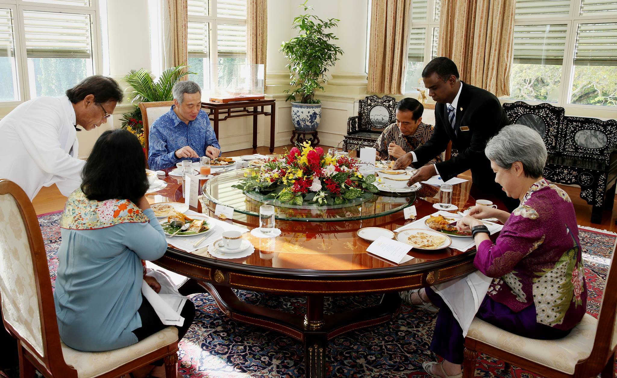 president-widodo-having-singapore-nasi-lemak.jpg
