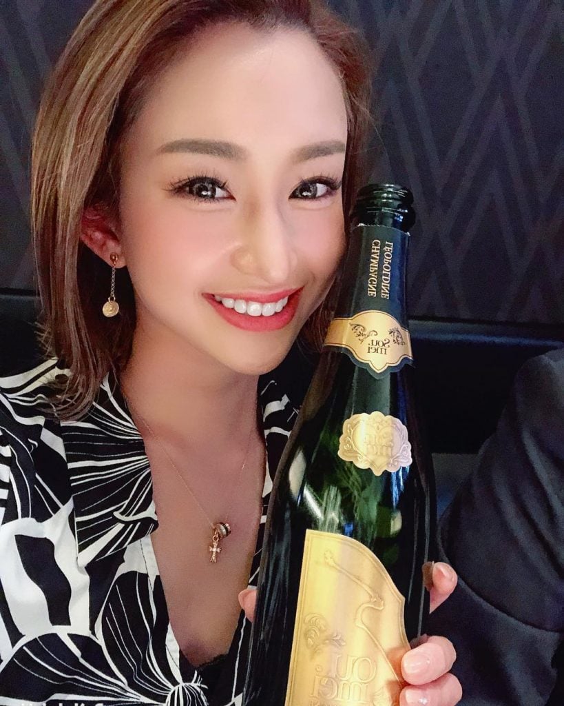 Japan's No. 1 Hostess Earns S1,200/Day & Once Got A S38,000 Diamond