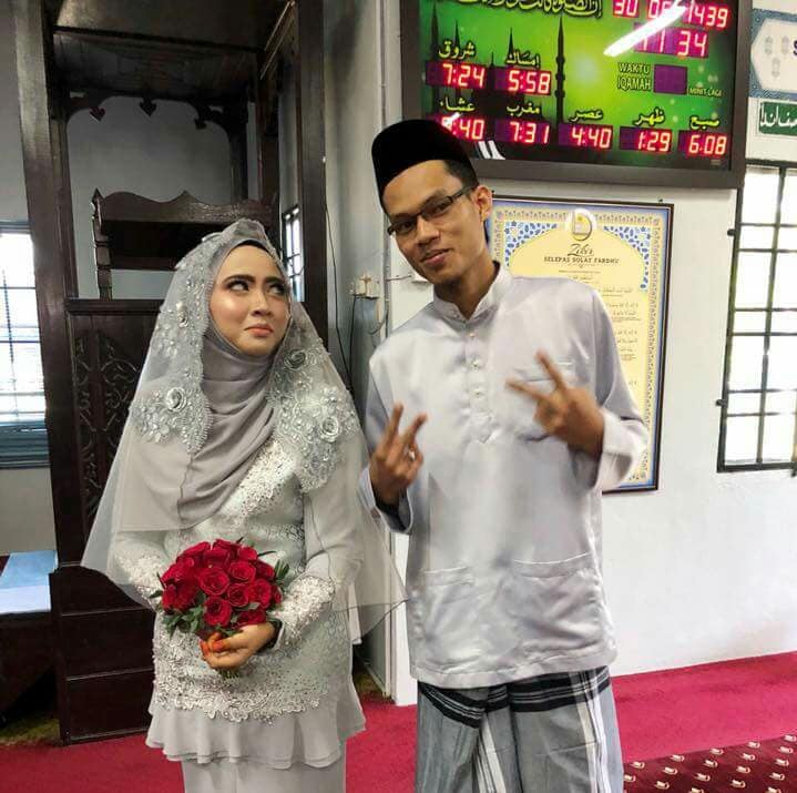 Malaysian Couple Has Under S$400 Wedding Without Photographers 