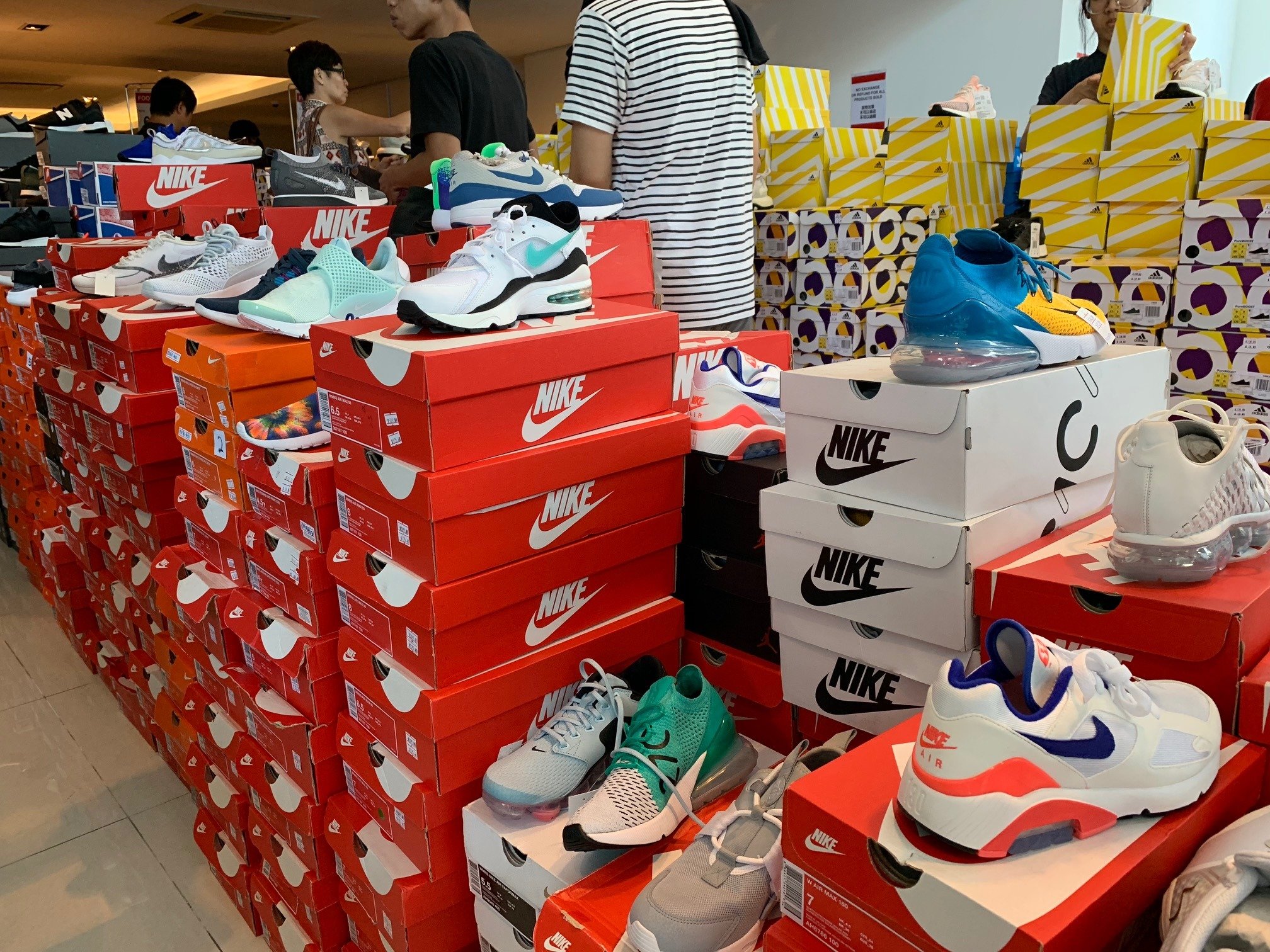 sneakers outlet store