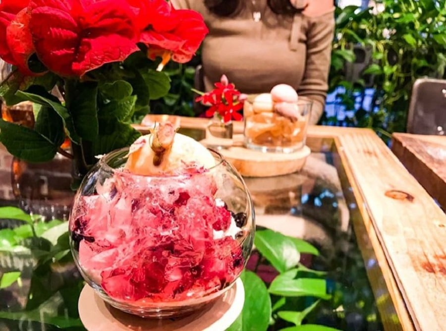 This Café In Japan Is A Lavish Tea House Inside A Flower Market