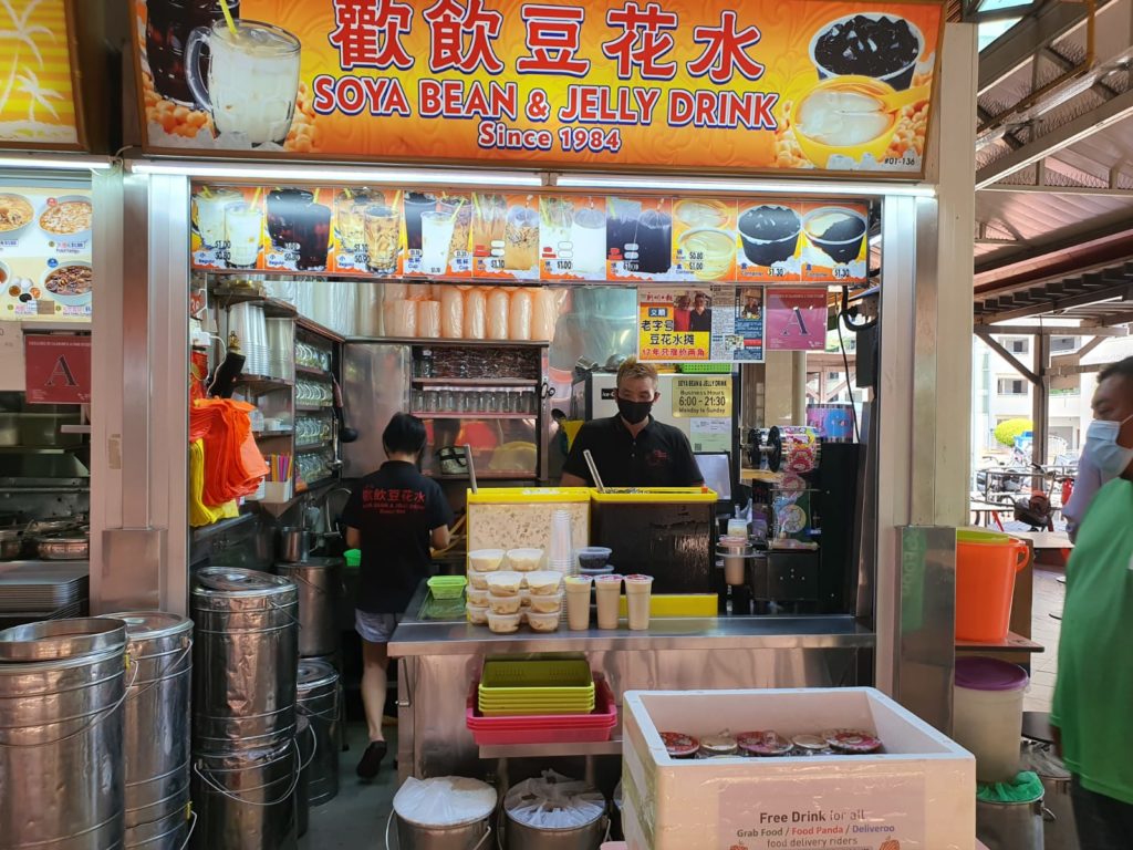 Yishun Hawker Gives Food Delivery Riders Free Drinks For Hard Work