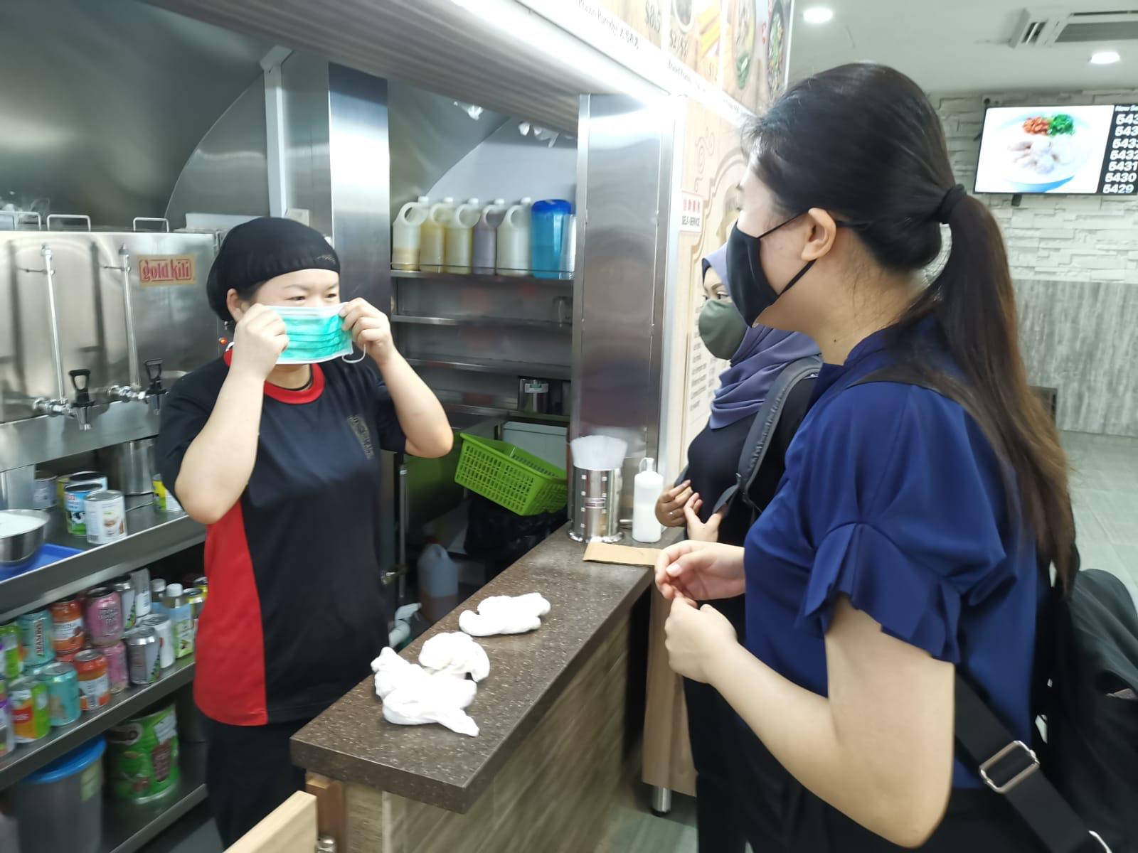 S'pore Food Handlers Required To Wear Masks, May Soon Apply To Delivery