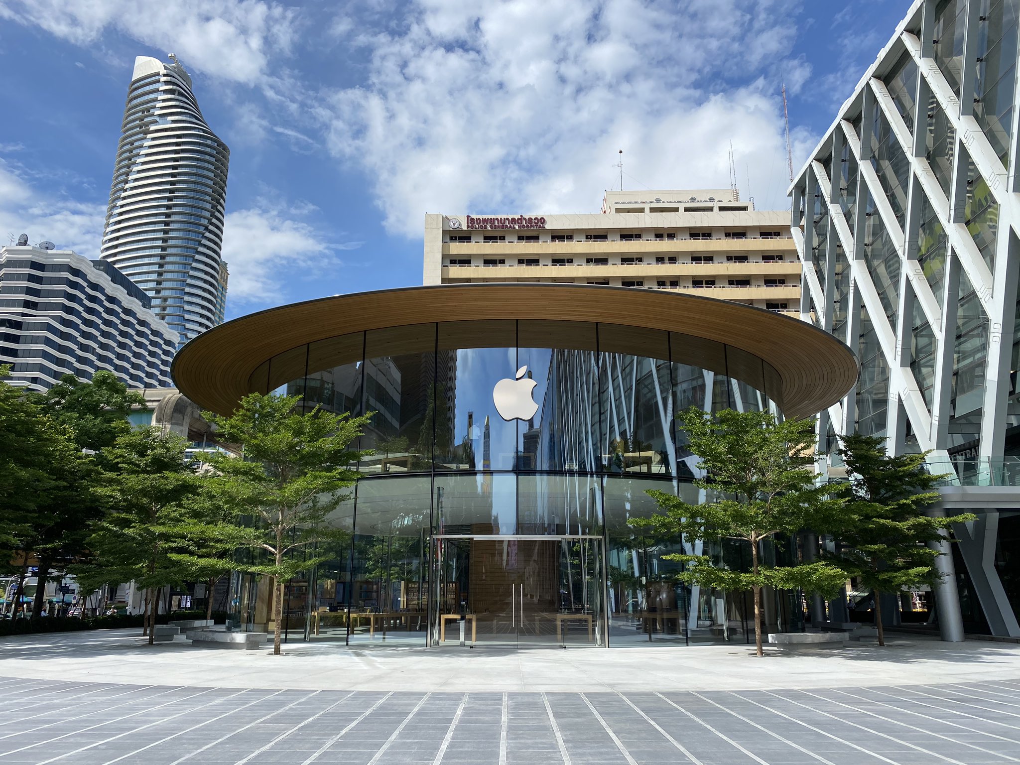 Bangkok's New Apple Store Is A Grand 2-Storey Glasshouse With A Roof