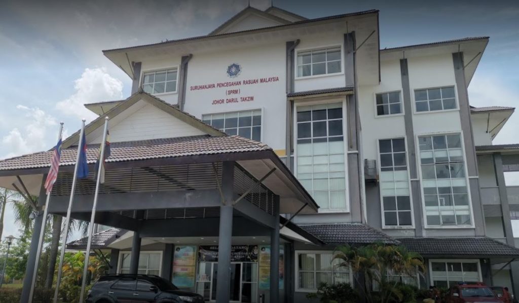 S'porean Gives M'sian Officer S$33 Bribe To Skip Quarantine, Gets ...