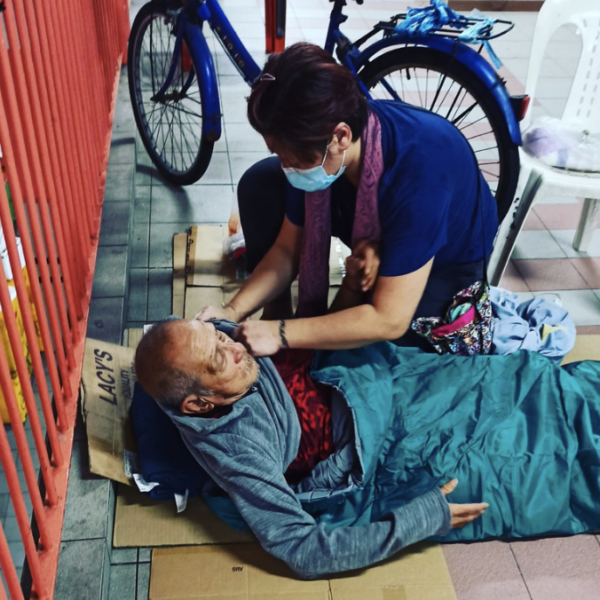 Homeless Uncle Shivers At Night In Chinatown, Kind Volunteers Give Him ...