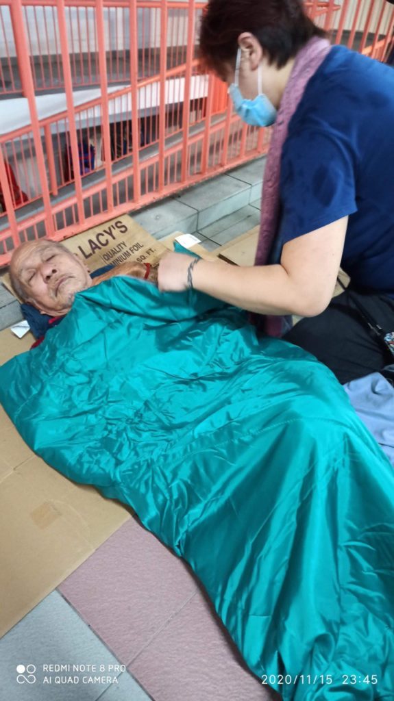 Homeless Uncle Shivers At Night In Chinatown, Kind Volunteers Give Him ...