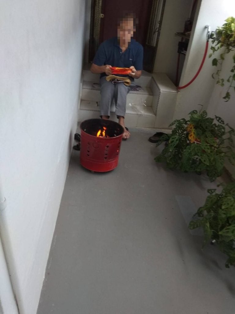 Tampines Residents Burn Incense Paper Along Corridor, Neighbour Says Town Council Advised Them
