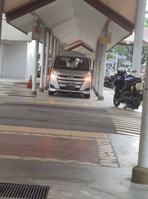Driver Parks Car At Jurong West Covered Walkway, Netizens Ask Him To Be Considerate