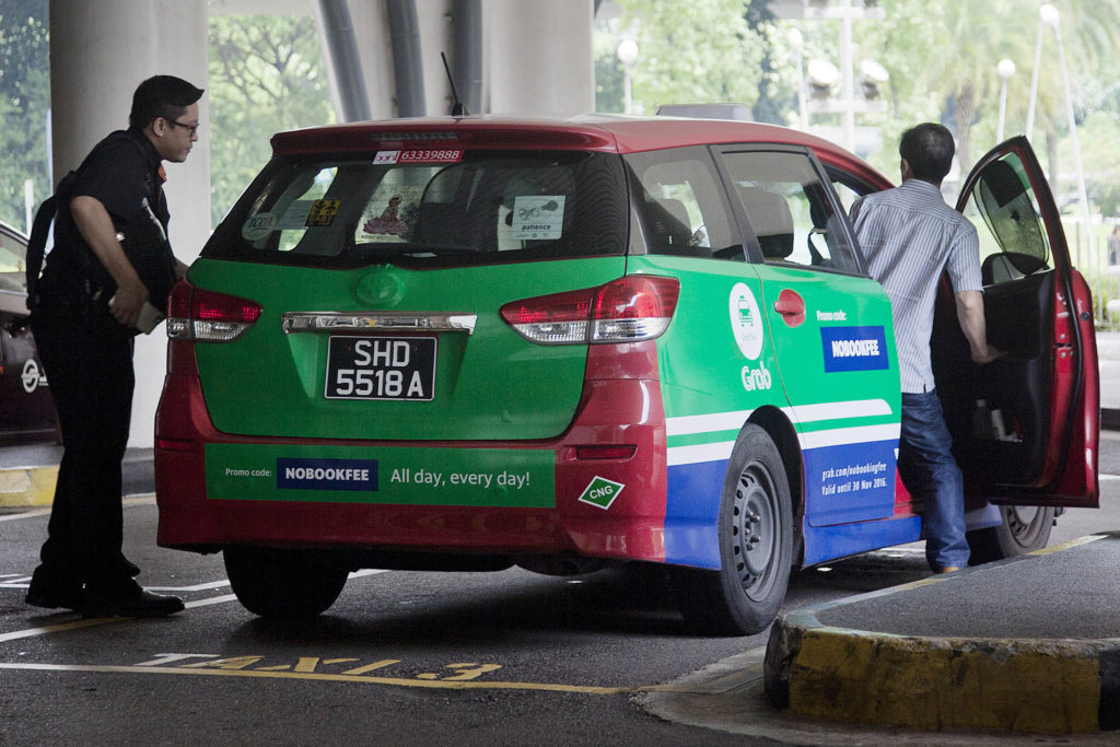 Grab Driver’s Daughter Makes Adorable Sign After Seeing Him Tired From