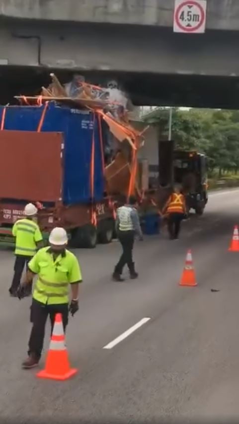 Trailer Piled With Goods Hits Flyover Along AYE, Causes Massive Jam ...