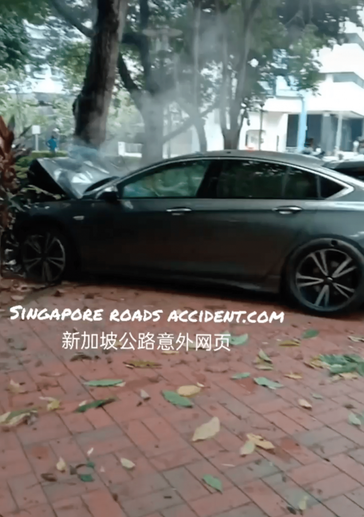 Driver Loses Control & Crashes Into Trees At Robertson Quay, 4 Conveyed ...