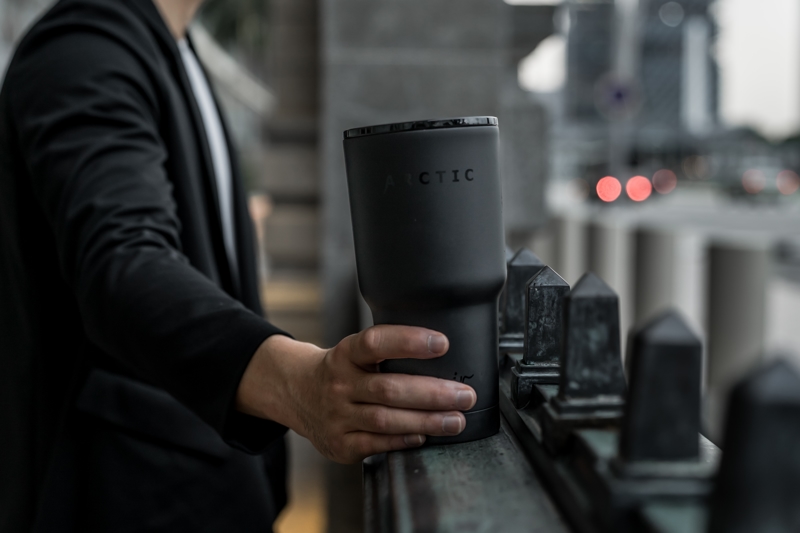 This Noir Edition Arctic Tumbler Keeps Drinks Cool For 24 Hours, Sipping  BBT Will Be Extra Shiok