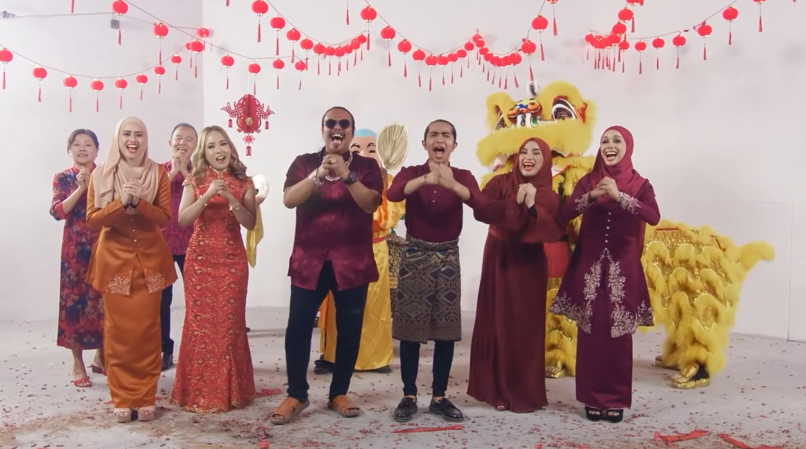 CNY Song In Malay A Viral Hit, Spotlights Singers In ‘Ong’ Outfits