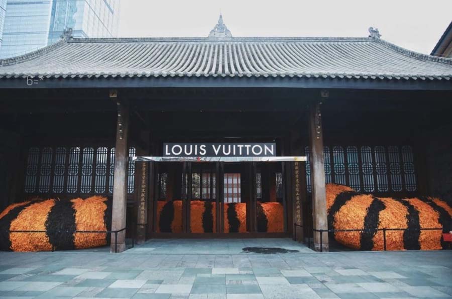 Louis Vuitton decora il suo nuovo negozio di Chengdu con una lunga coda di  tigre