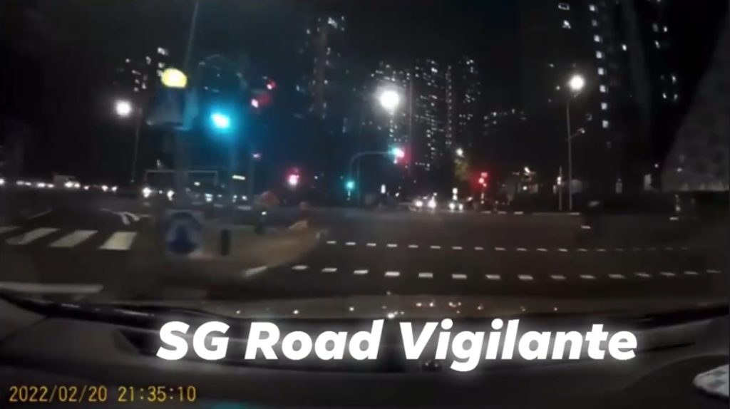 PMD Rider Bumps Into Car When Crossing At Red Light, Vehicle Suffers ...