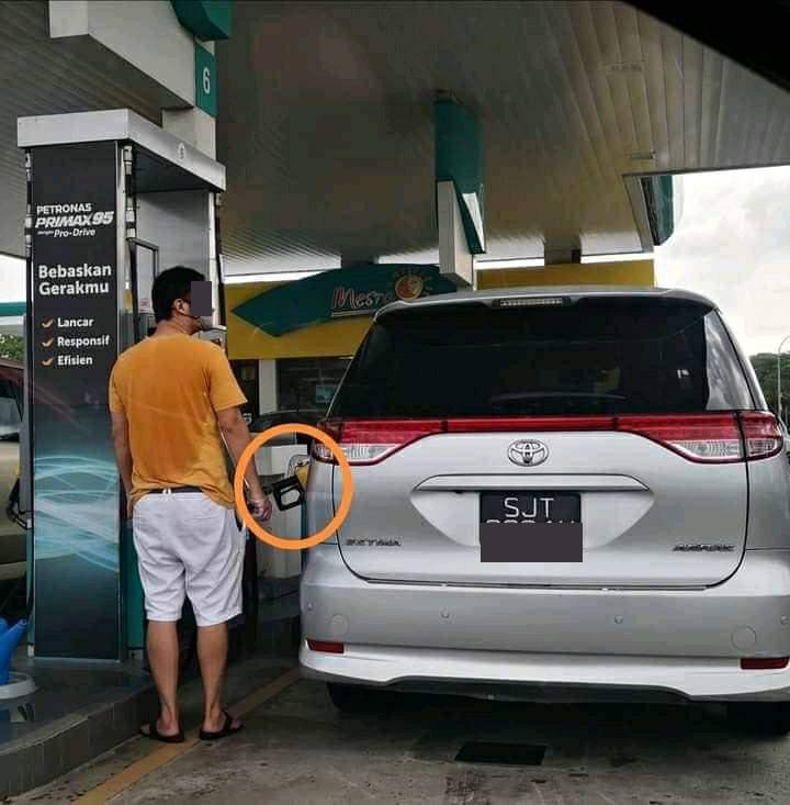 singaporean-driver-pumps-car-with-ron95-petrol.jpg
