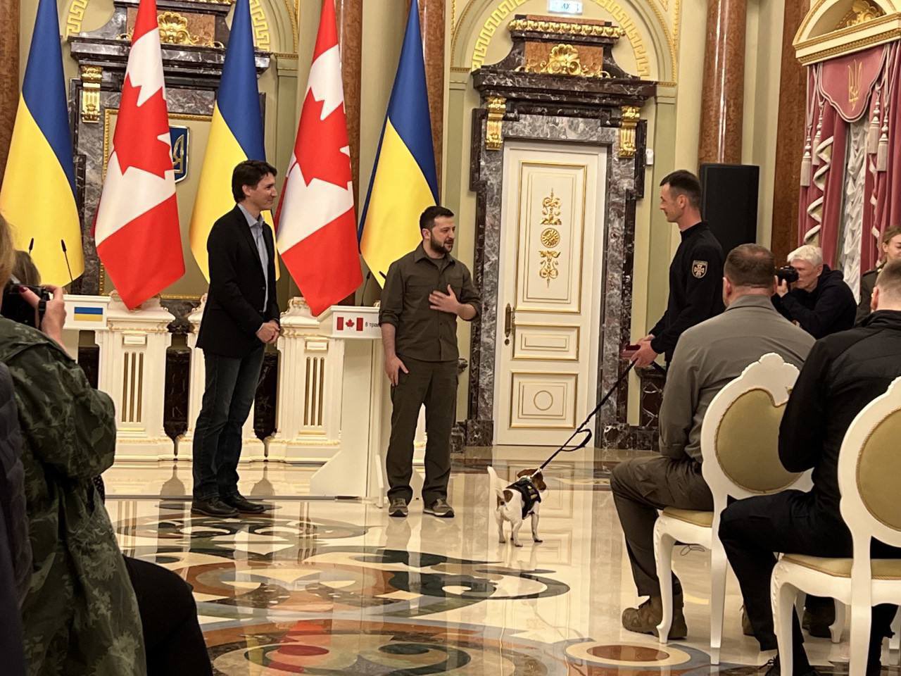 justin-trudeau-meeting-with-ukraine-dog.