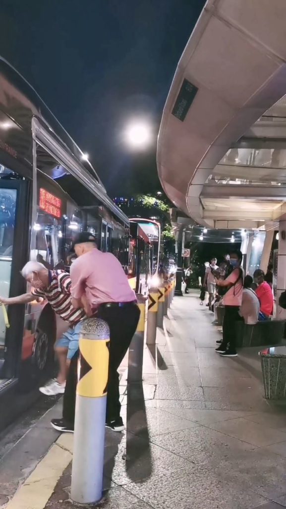 Dancing S’pore Man Stops TikTok Recording To Help Senior Get On Bus In