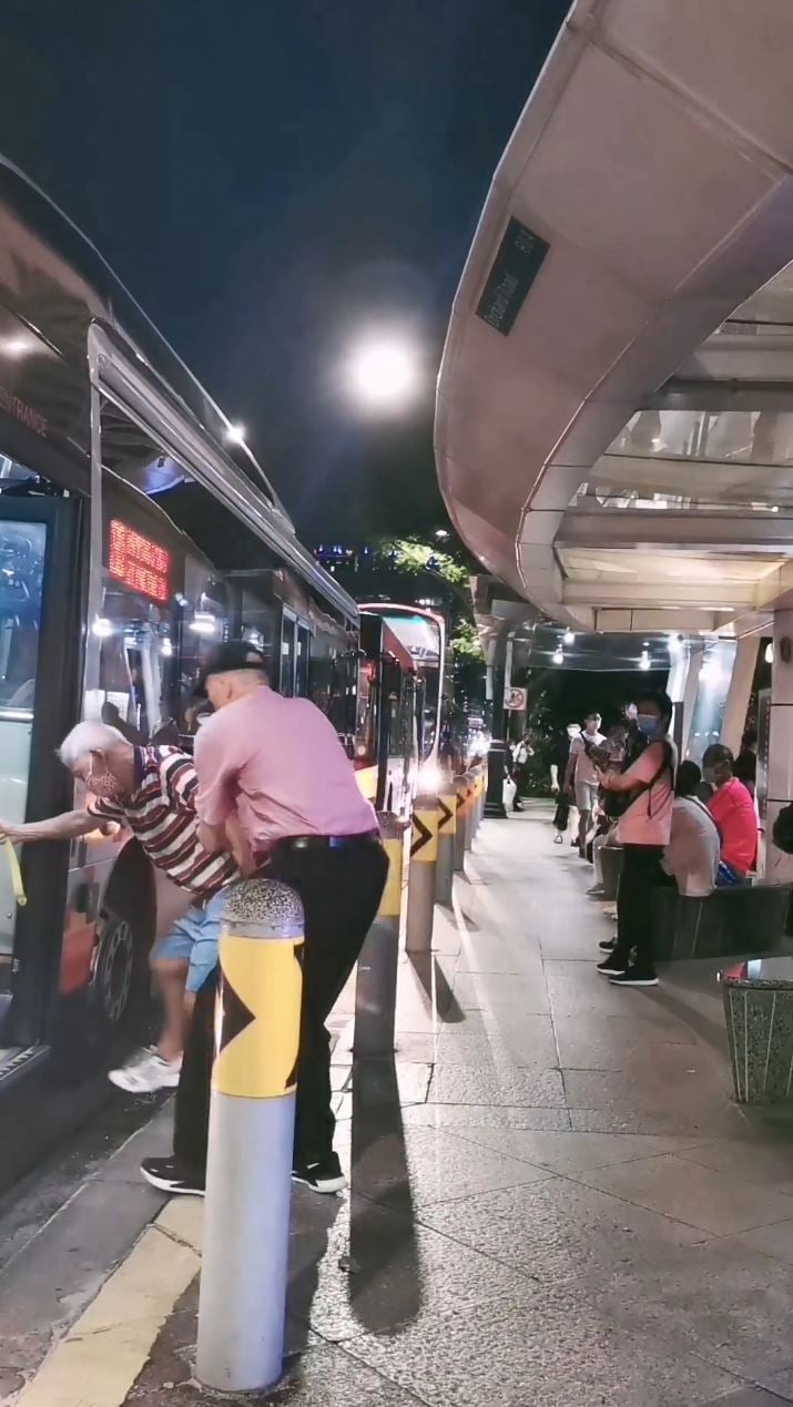 Dancing S’pore Man Stops TikTok Recording To Help Senior Get On Bus In ...