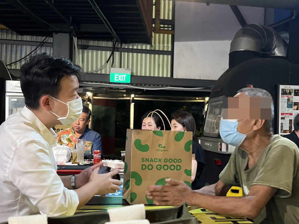 Homeless Uncle Roams Around One-North Food Court, Man Treats Him To ...