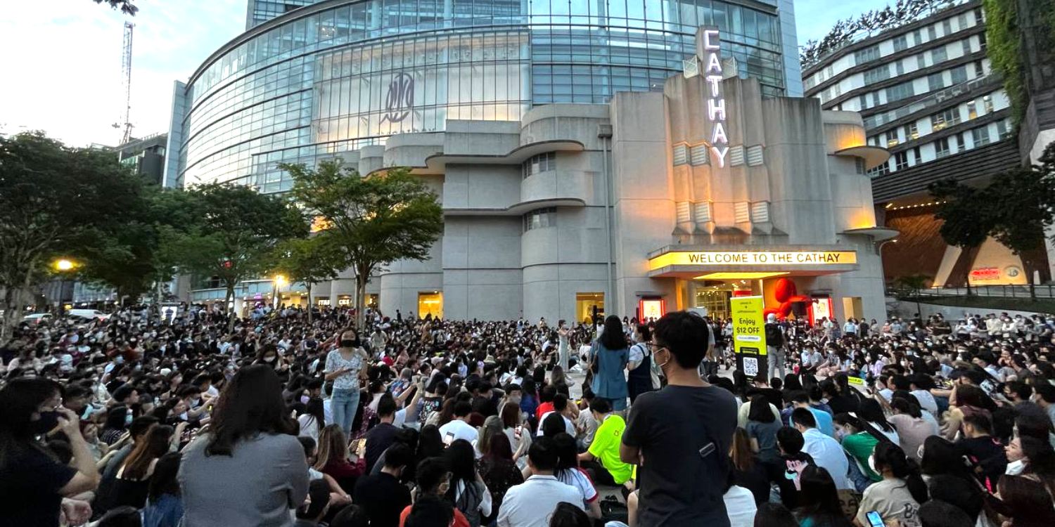 Large Crowd Turns Up For Cathay Busker At Last June Show, Might Be Biggest Yet