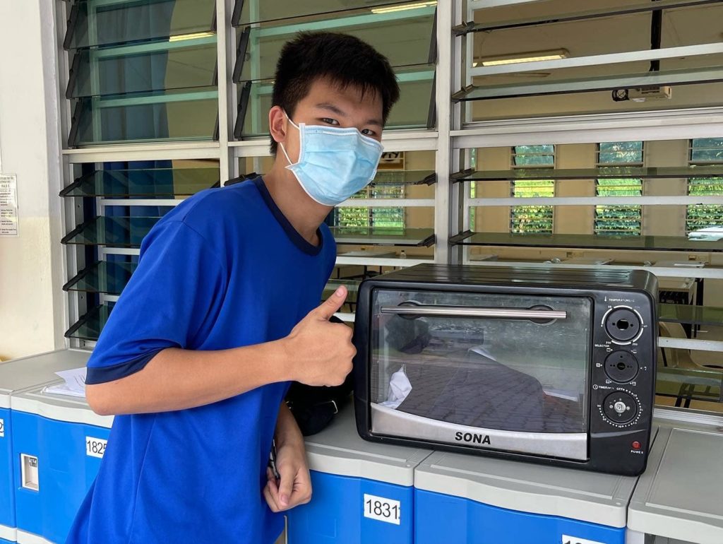 Temasek Secondary School Has 'Anything But A Bag' Day, Rewards Students