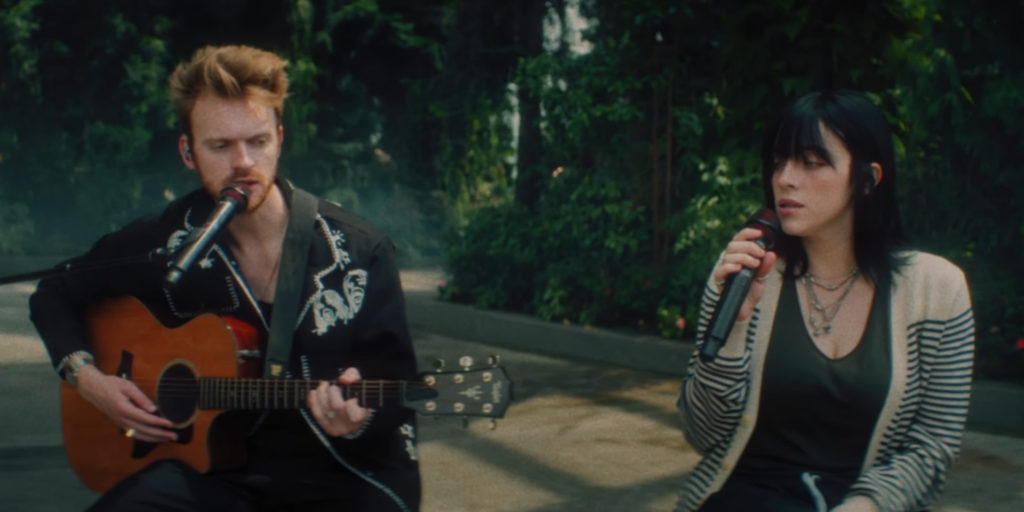 Billie Eilish Sings At Gardens By The Bay S Cloud Forest After Falling