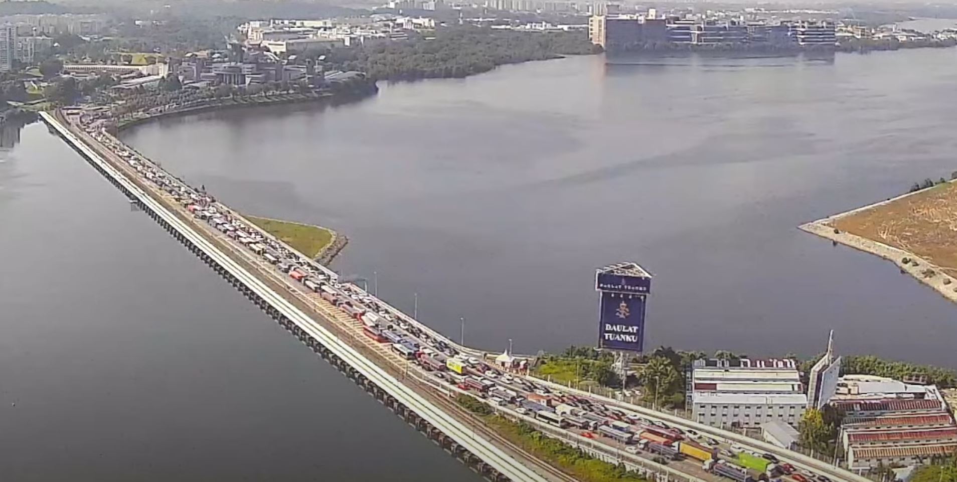 Commuters At S pore JB Checkpoints Squeeze Together As Crowds Surge 