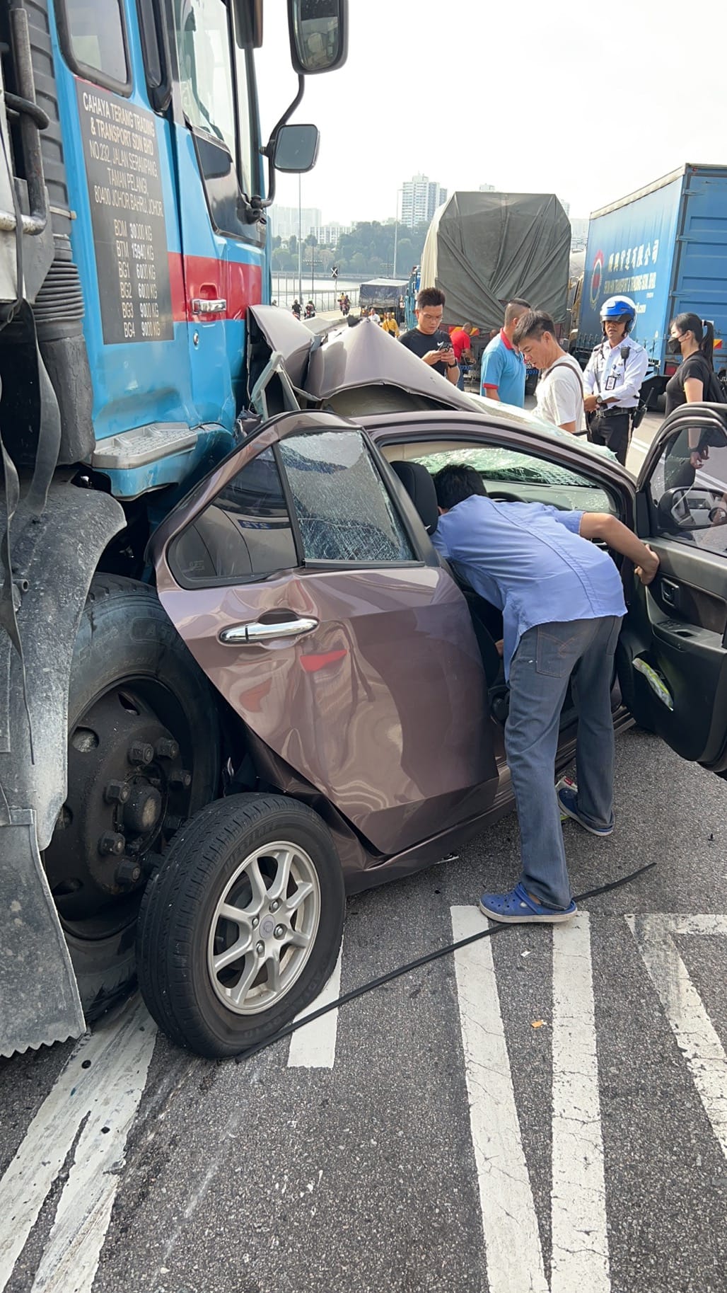 lorry accident woodlands causeway