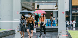 26-Year-Old S’pore Uni Grad Earns S$4,000/Month, Asks If She Should Be Getting More