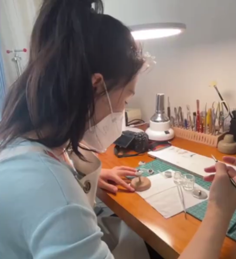 Losing an Eye Due to an Accident, This Woman Makes Fake Eyes Like a Robot