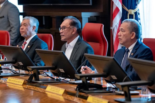 Cabinet Ministers Under PM Anwar Agree To Take 20% Pay Cut Until M'sia ...