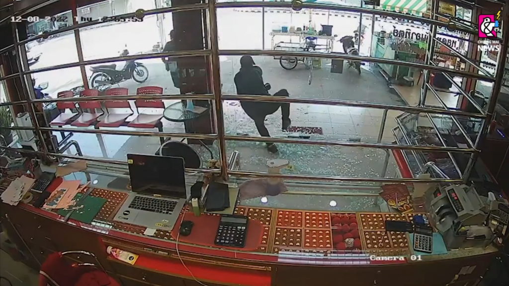 4 Thai Robbers Pick Wrong Gold Shop To Rob As Owner Fires Back, 2 ...