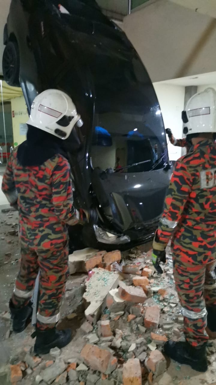 Car Crashes Into Sabah Mall From 3rd Floor On Christmas Morning, 2 ...