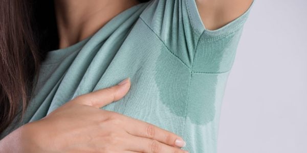 M’sian Man Disgusted By Girlfriend Who Sweats Easily & Wipes Her Armpit With Tissues In Public