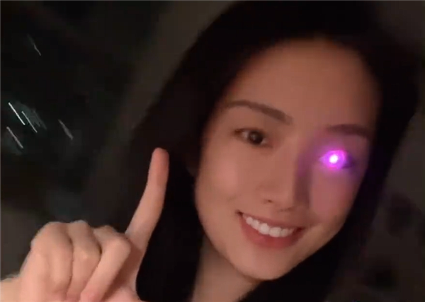 Losing an Eye Due to an Accident, This Woman Makes Fake Eyes Like a Robot