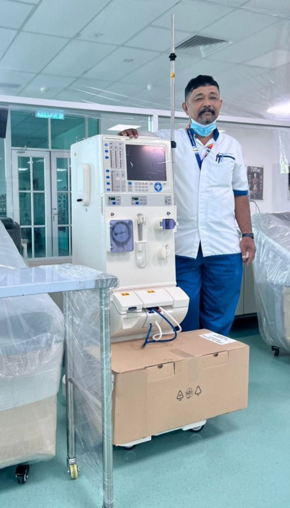 M'sia Cleaner Sells Land & Buys Kidney Dialysis Machines For Medical Centre, Praised For His