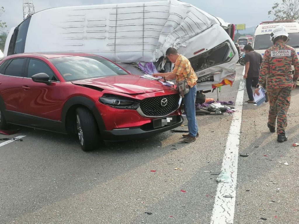 Van Carrying Singaporeans Gets Into 4-Vehicle Accident In Johor, 12 Injured
