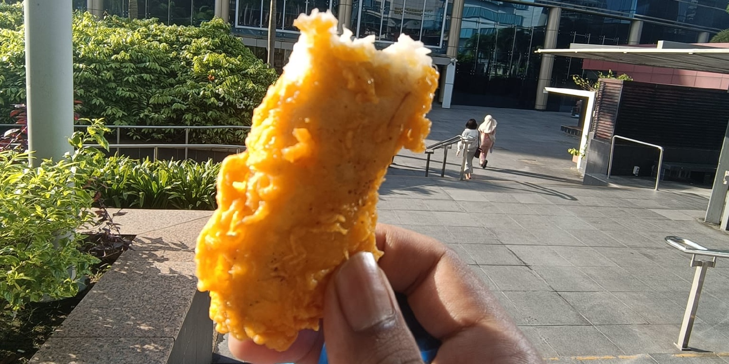 Man Gets Pisang Goreng Paid For By Another Customer In Woodlands, Decides To Pay It Forward