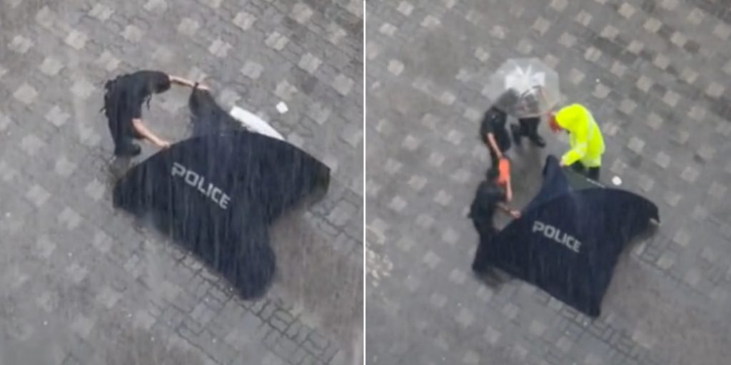 S'pore Police Officer Seen Adjusting Blue Tent In Pouring Rain, Gets ...