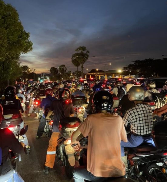 Massive Jams At S'pore Checkpoints On Good Friday Long Weekend ...