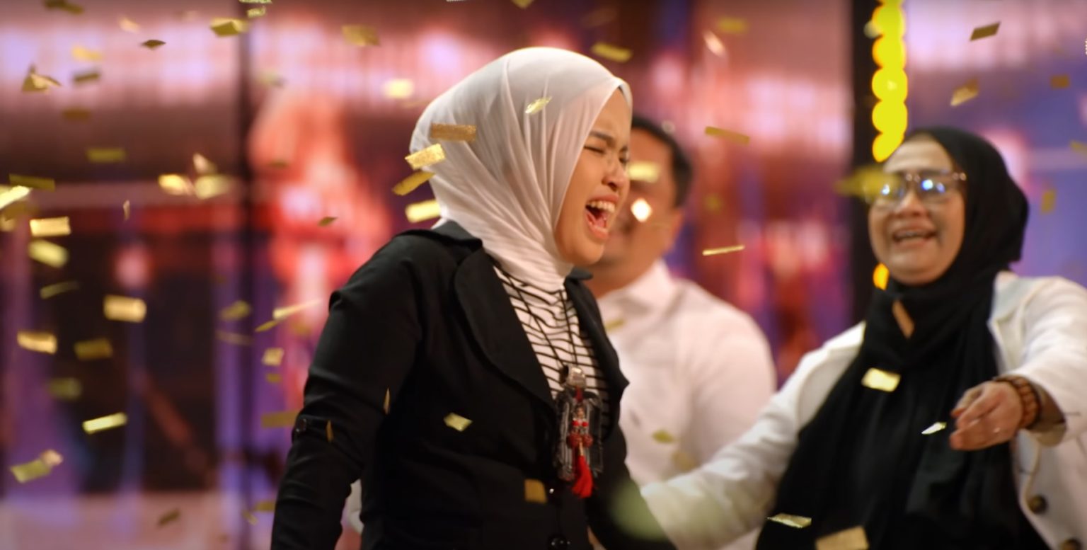 17YearOld Blind Singer From Indonesia Gets Golden Buzzer From Simon