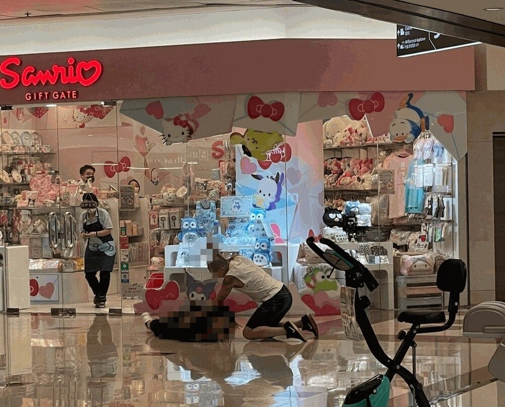man stabs hong kong mall