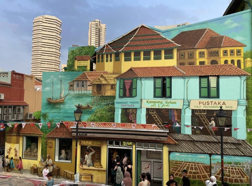 S'pore Artist Yip Yew Chong Completes Kampong Glam Mural, Took Over 25 ...