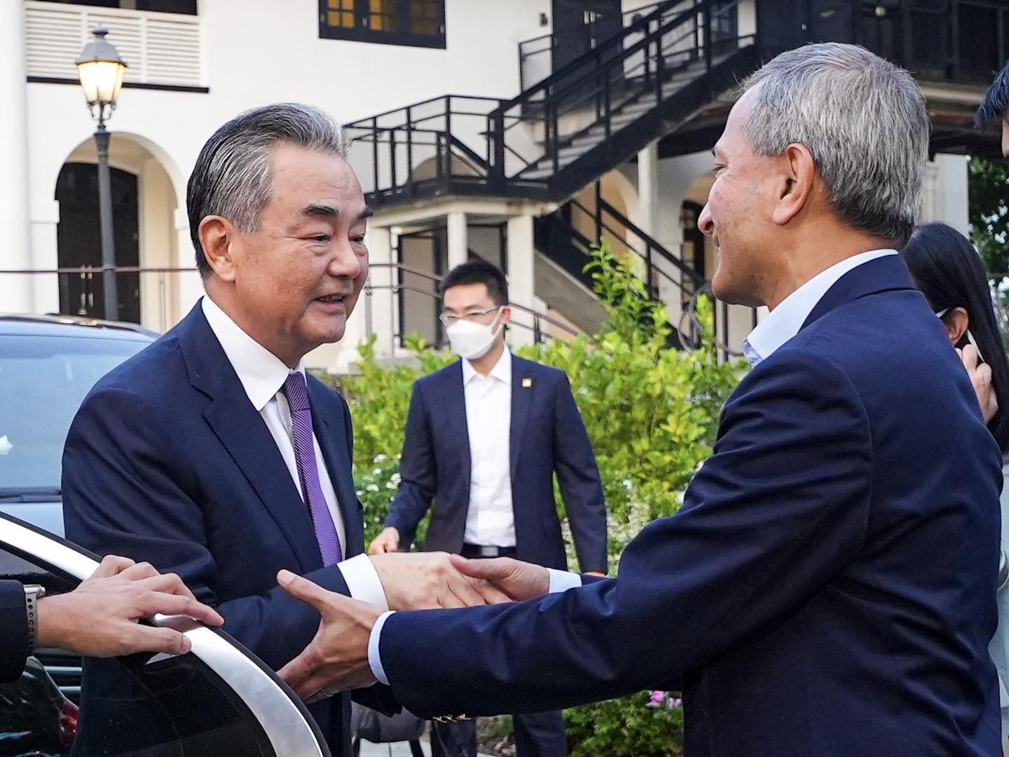 El ministro de Relaciones Exteriores de China, Wang Yi, se quita la corbata después de ver a Vivian Balakrishnan sin una