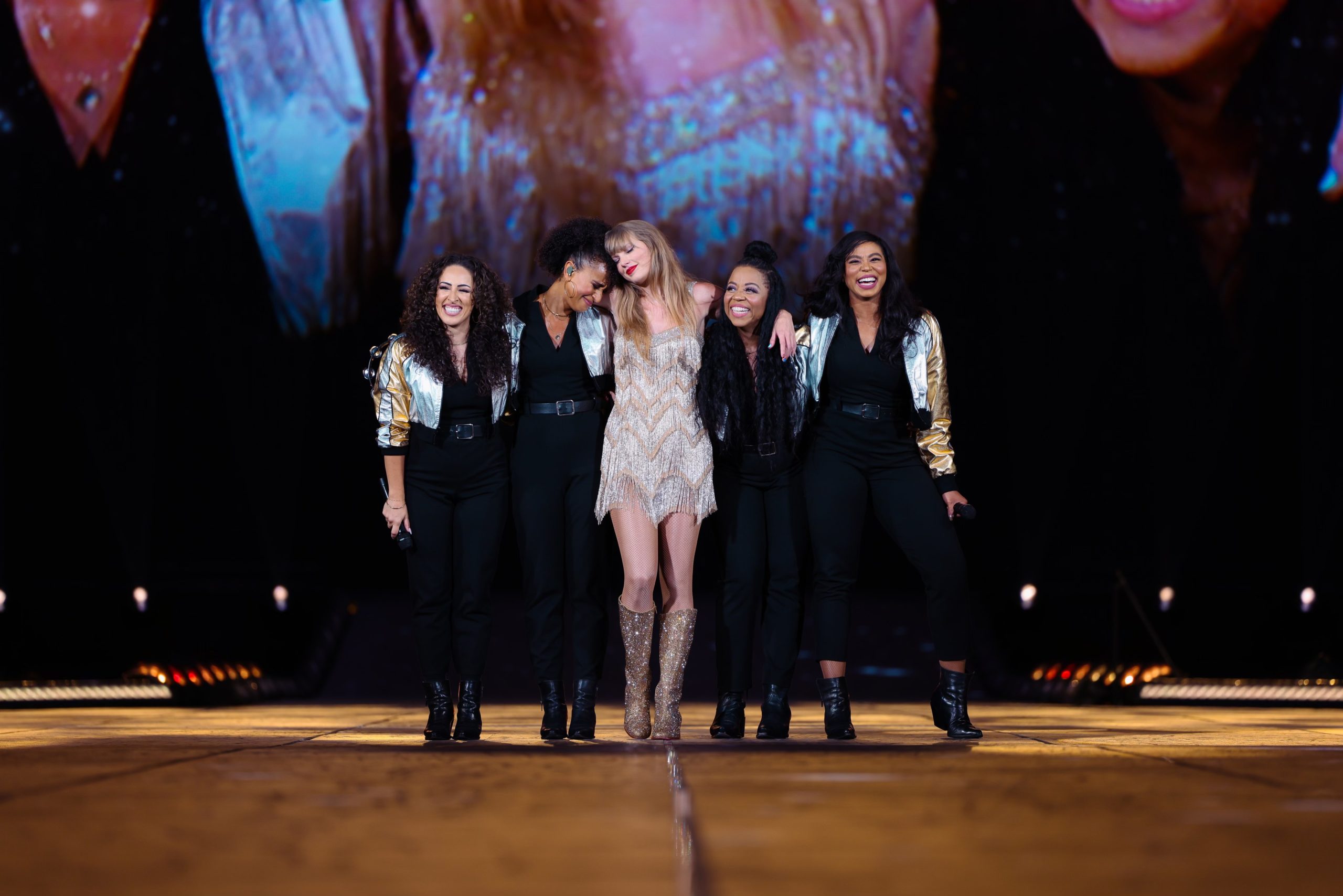 Taylor Swift Gifts S$74 Million In Bonuses To Concert Tour Crew ...
