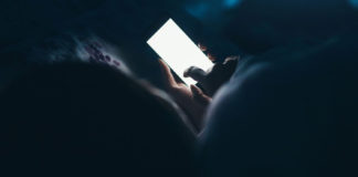 Woman In China Temporarily Goes Blind In Right Eye Due To Excessive Use Of Mobile Phone