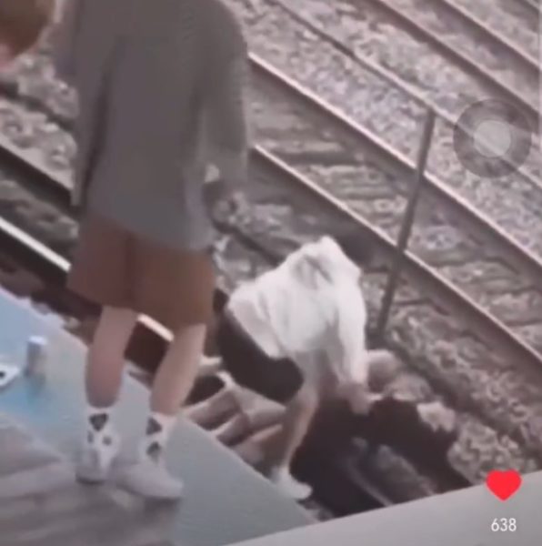 Us Music Festival Attendees Get Electrocuted After Sitting On Train