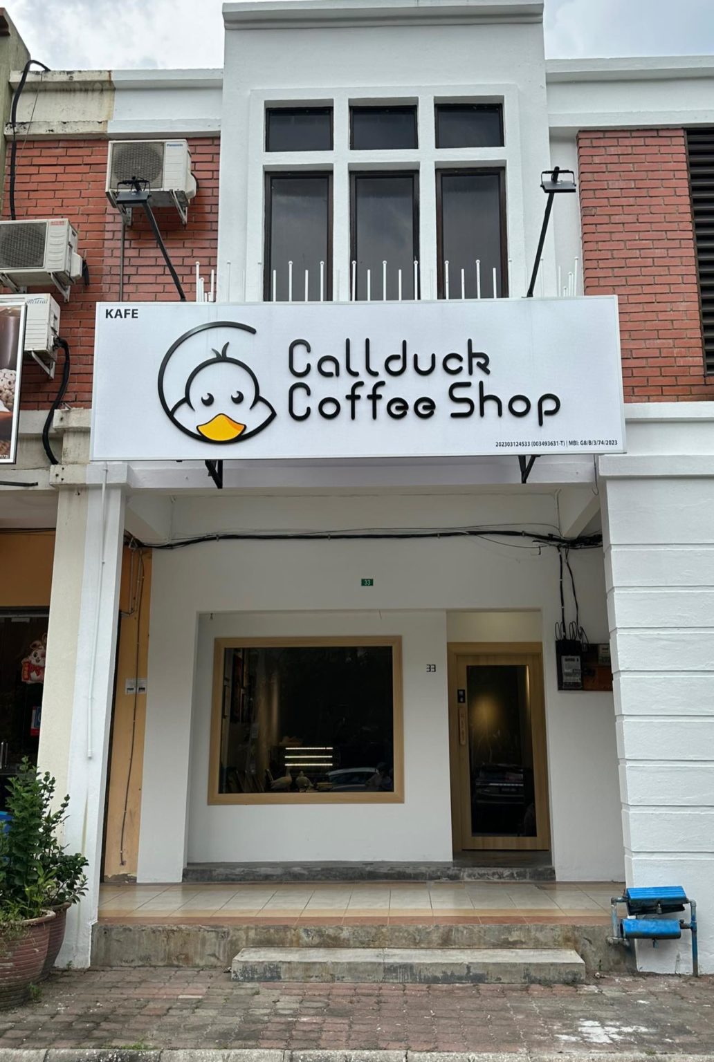 Café In Ipoh Lets You Cuddle With Fluffy Ducks Over Coffee & Breakfast